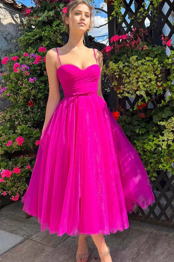 Vestido de fiesta sencillo con escote corazón y largo hasta la rodilla